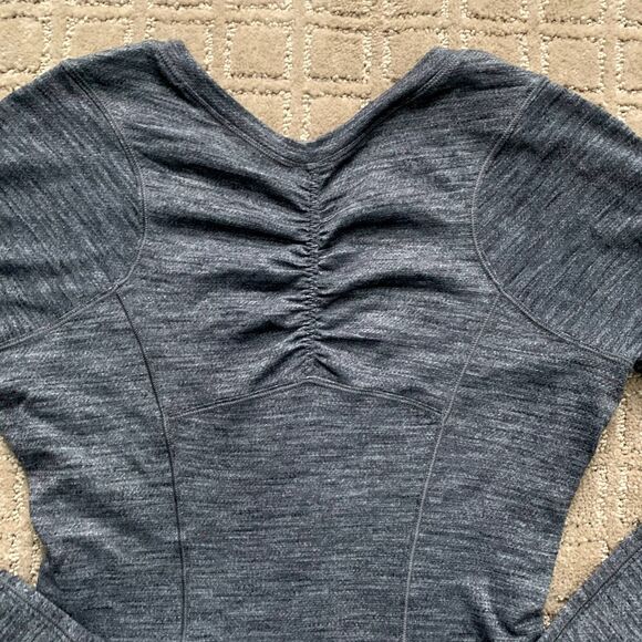 Lululemon 5 Mile Long Sleeve Heathered Gray Shirt Size 2-4 Thumb Holes - Picture 4 of 9